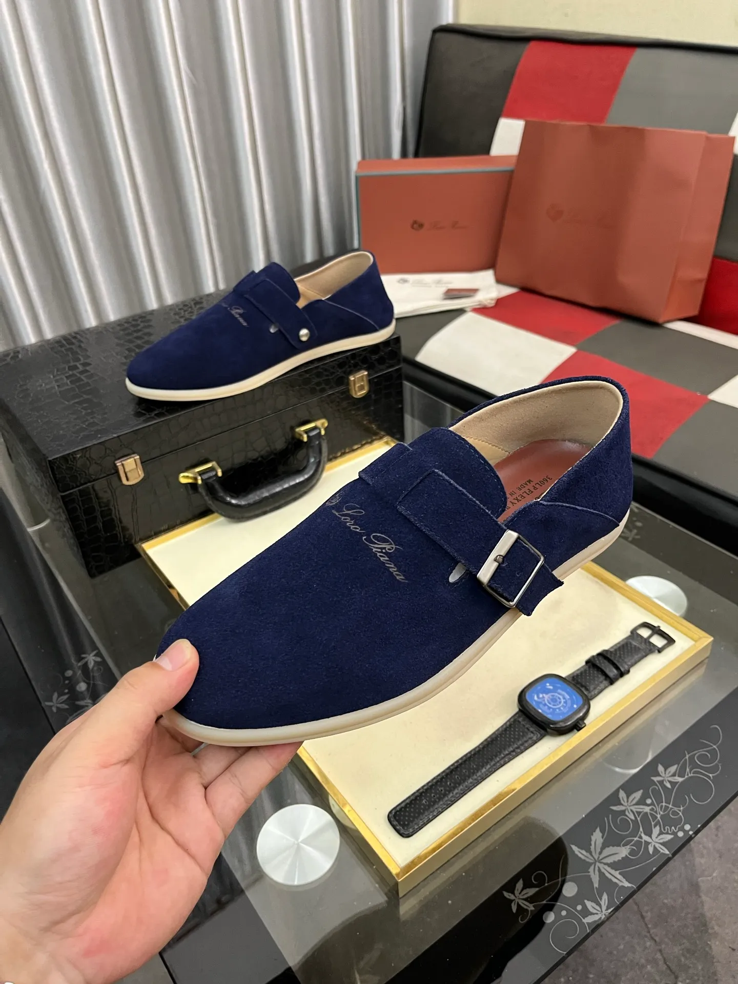 Men's men's shoes 💰458⌚️⌚️ Loro Piana's classic hot model lp top version of Pili casual shoes. It turns out that these are the casual shoes that are said to be able to walk 20,000 steps without getting tired. This pair has both good looks and feel. You will be completely lost as soon as you put it on. The minimalist design is eye-catching and durable, and it is a bonus for dressing. The soft feeling on the feet has outstanding texture, and it is very nice without abrasion on the feet. The soft and waxy soles make it easy to wear for daily use for a long time. Who can resist a pair of versatile and good-looking loafers? Don't be too elegant at all, the feel and texture of the feet are good, the key is to make the legs look longer and not tire the feet, the main thing is that it is just right!        Material: Original cowhide Lining: Original sheepskin Outsole: Original sole Size: 38-44